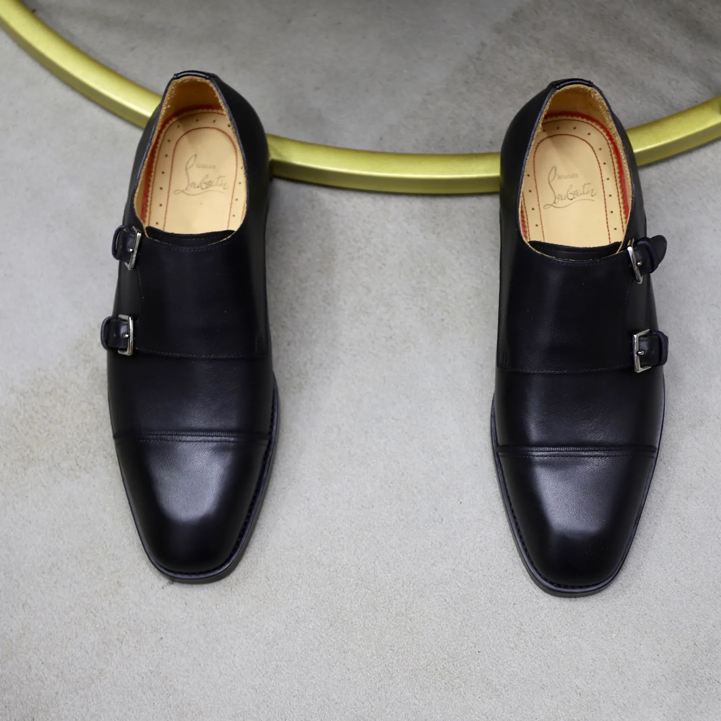 Ex-factory price: 620💰Christia*.Loubouti*🆑High-end men’s business formal leather shoes | Classic red sole shoes | Original imported first-layer cowhide | Water-dyed cowhide lining | Italian imported red rubber outsole | High-end luxury | Perfect interpretation of fashion, sunshine, style, suitable for various occasions Size: 39-44 (38.45 custom-made)